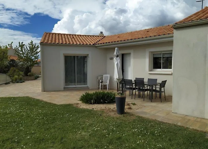 Maison Familiale Avec Piscine Privee Et Parking A - Fr-1-336-120 *